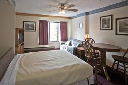 Silver Creek Lodge Snowshoe Room photo